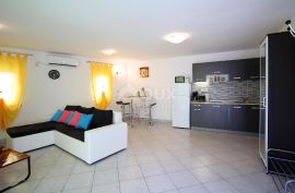 OPATIJA - dio kuće s pogledom na more s 2 stana i 1 apartmanom, Opatija, Kuća