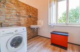 Unikatni stan u Austrougarskoj vili u srcu Pule s dvorištem!, Pula, Apartamento