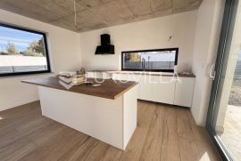 Istra, Labin - prekrasna moderna prizemnica s bazenom i garažom, NKP 209 m2, Labin, Maison