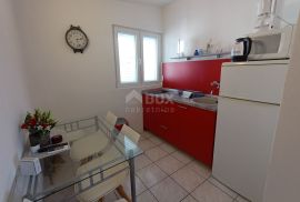 ZADAR, NIN - Apartmanska kuća 1. red do mora, Nin, Haus