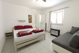 ZADAR, NIN - Apartmanska kuća 1. red do mora, Nin, Haus