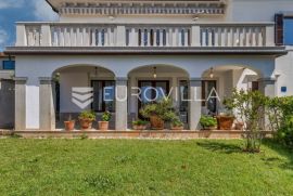 Istra, Umag - unikatna  villa NKP 400 m2 na svega 30 m od mora, Umag, Дом