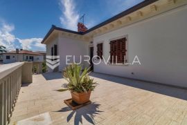 Istra, Umag - unikatna  villa NKP 400 m2 na svega 30 m od mora, Umag, Дом