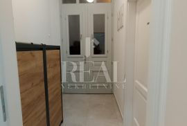 Pula stan 105m2 podjeljen na dva,kompletno renovirano   !, Pula, Flat