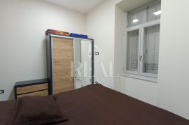 Pula stan 105m2 podjeljen na dva,kompletno renovirano   !, Pula, Flat