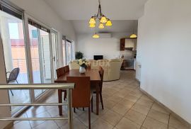 ZADAR, BRODARICA - Apartmanska kuća prvi red do mora, Zadar, بيت