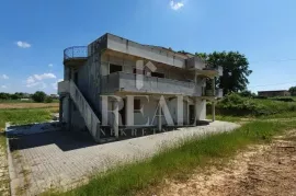 Posedarje kuća sa restoranom i tri stana 500 m2,okućnica 2500 m2, Posedarje, Famiglia