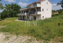 Posedarje kuća sa restoranom i tri stana 500 m2,okućnica 2500 m2, Posedarje, Famiglia