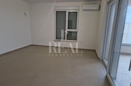 NOVALJA-stan u urbanoj vili od 101 m2, 3S+DB sa dvije terase, Novalja, Flat