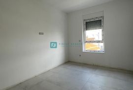 VODICE, novo, 400 m do mora, 2. kat, pogled na more, S7, Vodice, Appartment