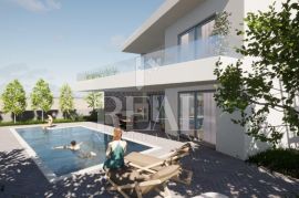 Tribunj vila s bazenom P+1 200m2, Vodice, Maison