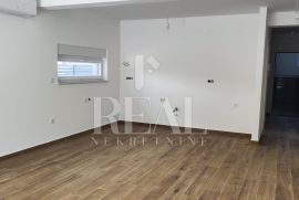 Stan 73,40m2 2S+DB+terasa 20m2 + vrt 46m2, Šibenik - Okolica, Appartment