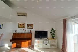 Stan Novouređeni penthouse s pogledom na more, 300 m udaljen od plaža, Poreč!, Poreč, Flat