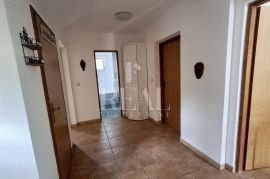 Valtura,kuća 150m2 sa dva stana, pogled na more !, Ližnjan, House