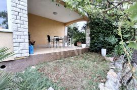 Valtura,kuća 150m2 sa dva stana, pogled na more !, Ližnjan, House