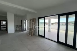 Prodaja, Murter, penthouse 262,5m2 sa 2 PM i spremištem, Tisno, Appartement