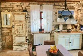 Istra - Kanfanar - kamena villa s bazenom na osami 214m2, Kanfanar, Дом