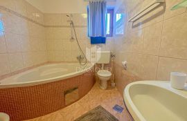 Apartman u centru Premanture 800m od mora, Medulin, Kвартира