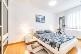 Zagreb, Trešnjevka, prostrani trosobni stan s balkonom, NKP 70 m2 + VPM, Zagreb, Flat