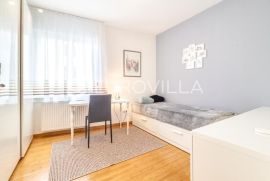 Zagreb, Trešnjevka, prostrani trosobni stan s balkonom, NKP 70 m2 + VPM, Zagreb, Flat