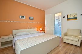 Apartmanska kuća, 12 apartmana,blizina plaže, Umag, Umag, Casa