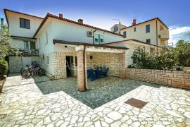 Apartmanska kuća, 12 apartmana,blizina plaže, Umag, Umag, Casa