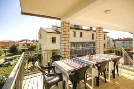 Apartmanska kuća, 12 apartmana,blizina plaže, Umag, Umag, Casa