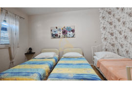 Apartmanska vila s potencijalom, Seget Vranjica, Seget, Σπίτι