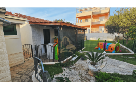 Apartmanska vila s potencijalom, Seget Vranjica, Seget, Σπίτι