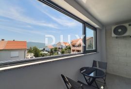 OTOK KRK- Grad Krk, okolica, stan 84,07 m2 sa prekrasnim pogledom, tri terase, parkirnim mjestom, na lijepoj lokaciji, prilika!, Krk, Flat