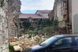 Ruševina na građevinskom zemljištu + poljoprivredno zemljište 9.995 m2, Poreč, Casa