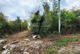 Veliko urbanizirano zemljište s nekoliko ruševina, Buzet, Terrain