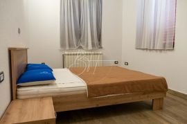 Kuća s 4 apartmana, garažom i velikim maslinikom, Vodnjan, Haus