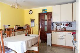 Kuća s 4 apartmana, garažom i velikim maslinikom, Vodnjan, Haus