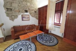 Dvosoban stan u centru Pule, 90 m2, Pula, Apartamento