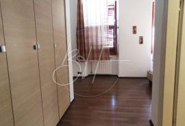 Dvosoban stan u centru Pule, 90 m2, Pula, Apartamento