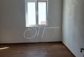 Trosoban stan 106 m2 u privatnoj kući s bazenom, Medulin, Wohnung