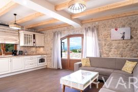 Vila sa bazenom u Dolu, Stari Grad, House