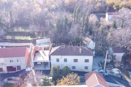 Imotski Runović obiteljska kuće 230 m2 + okućnica, Runovići, Дом