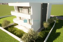 VODICE, novo, 1. kat, 650 m do mora, vrt 42 m2, 2 parking mjesta, Vodice, Apartamento