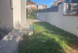 VODICE, novo, 1. kat, 650 m do mora, vrt 42 m2, 2 parking mjesta, Vodice, Apartamento