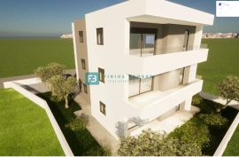 VODICE, novo, 1. kat, 650 m do mora, vrt 42 m2, 2 parking mjesta, Vodice, Apartamento