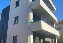 VODICE, novo, 1. kat, 650 m do mora, vrt 42 m2, 2 parking mjesta, Vodice, Apartamento