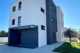 VODICE, novo, 1. kat, 650 m do mora, vrt 42 m2, 2 parking mjesta, Vodice, Διαμέρισμα