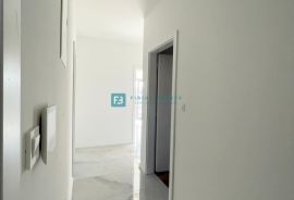 VODICE, novo, 1. kat, 650 m do mora, vrt 42 m2, 2 parking mjesta, Vodice, Apartamento