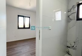 VODICE, novo, 1. kat, 650 m do mora, vrt 42 m2, 2 parking mjesta, Vodice, Apartamento