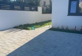 VODICE, novo, 1. kat, 650 m do mora, vrt 42 m2, 2 parking mjesta, Vodice, Apartamento