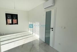 VODICE, novo, 1. kat, 650 m do mora, vrt 42 m2, 2 parking mjesta, Vodice, Apartamento