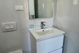 VODICE, novo, 1. kat, 650 m do mora, vrt 42 m2, 2 parking mjesta, Vodice, Apartamento