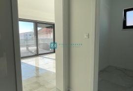 VODICE, novo, 1. kat, 650 m do mora, vrt 42 m2, 2 parking mjesta, Vodice, Apartamento